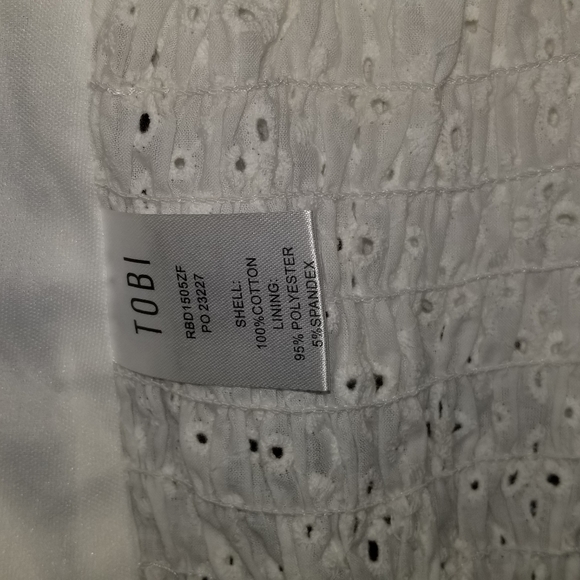 Tobi Eyelet Go Crop Top - Picture 4 of 5